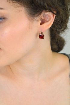 Eleganckie srebrne kolczyki 925 z dużą prostokątną cyrkonią. Długość 1,7 cm, waga 5,45 g, zapięcie na bigiel. Styl glamour na każdą okazję (3).JPG